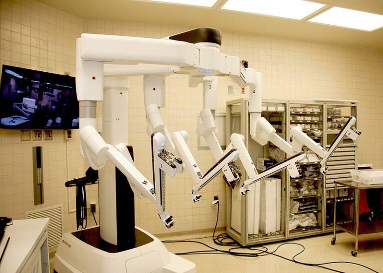 Роботы-хирурги: когда скальпель в надежных «руках» машины
