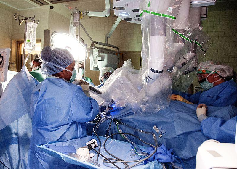 Роботы-хирурги: когда скальпель в надежных «руках» машины